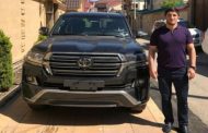 Абдурашиду Садулаеву подарили Toyota Land Cruiser 200