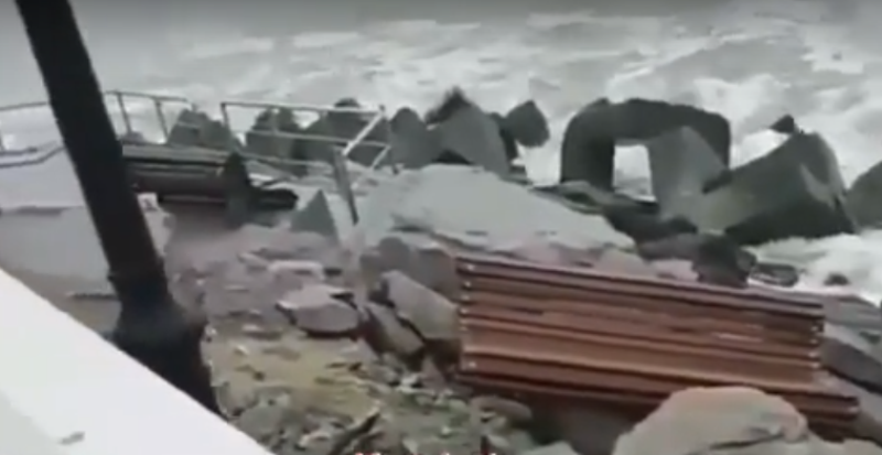 Вандалы выбросили в море скамейки с набережной Каспийска
