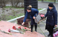 Кизлярцы несут цветы к месту убийства прихожан церкви