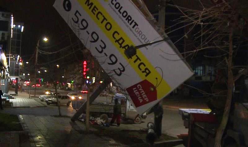 В Махачкале ежедневно сносят 8 незаконно установленных билбордов