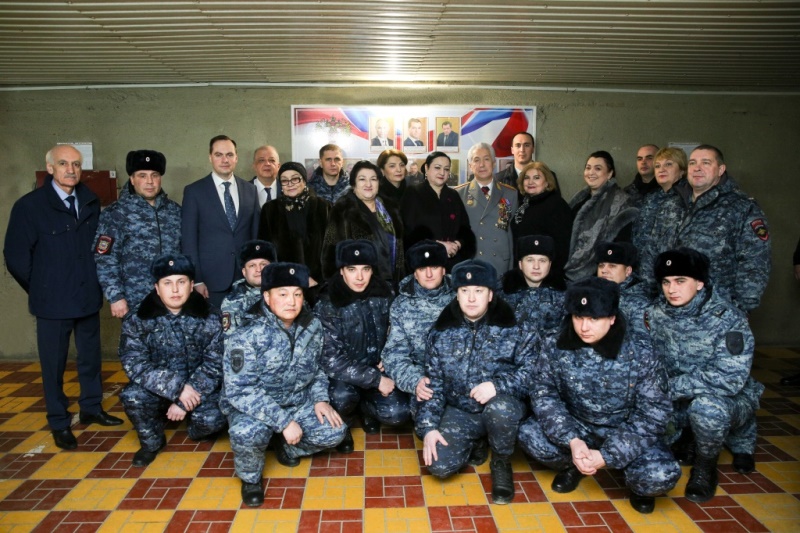 Владимир Васильев поздравил полицейских на КПП «Хушет»