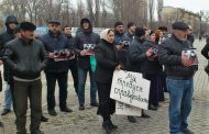 Родители убитых братьев Гасангусеновых вновь вышли на пикет