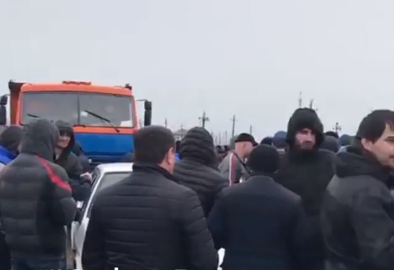 Жители села Новокули блокировали трассу, протестуя против отключения света
