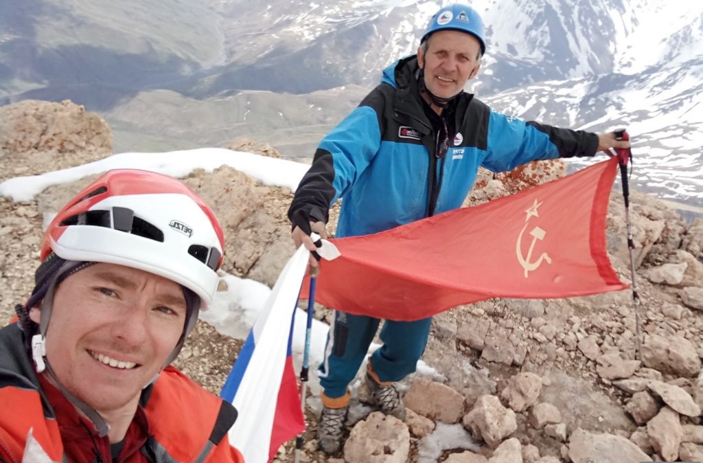 Альпинисты посвятили Дню Победы восхождение на горы Дагестана
