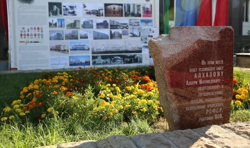 В Махачкале будет установлен памятник Албури Алхазову