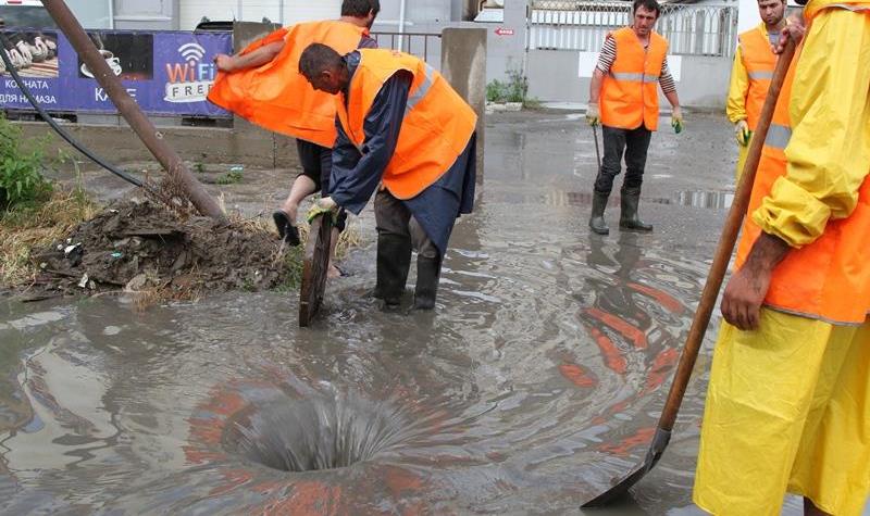 В Махачкале проводится очистка ливневой канализации