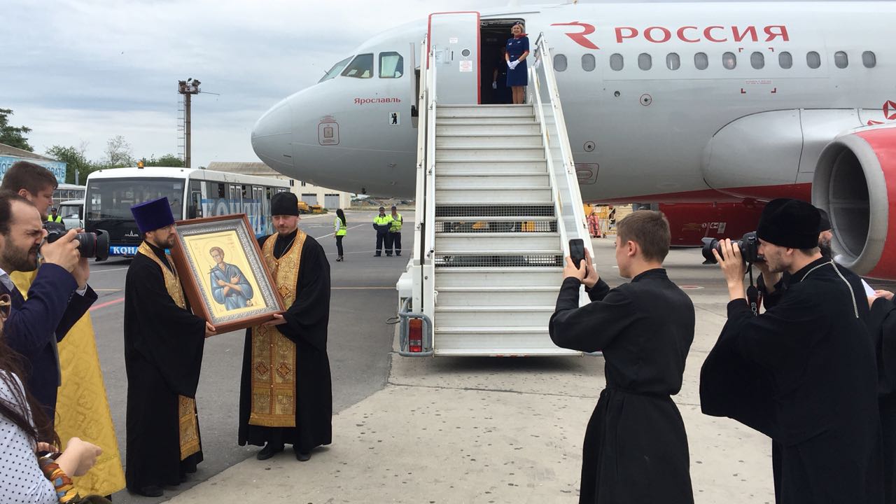 В Махачкалу привезли икону и частицу мощей святого Иоанна Русского