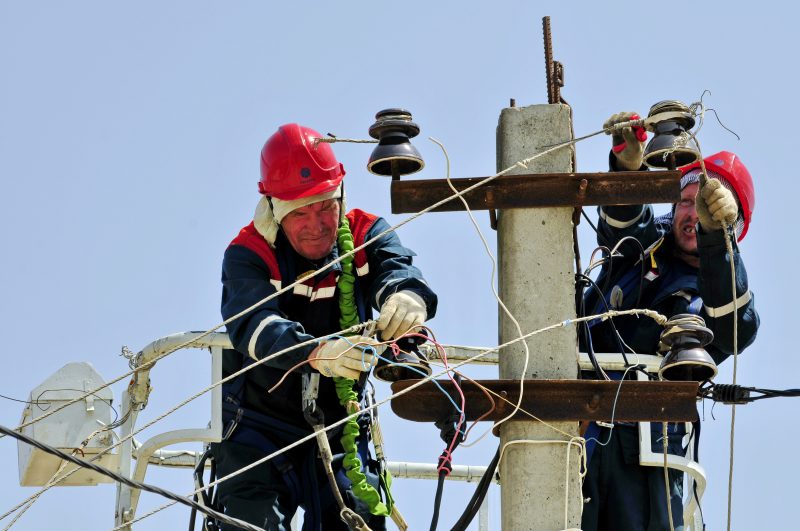 После учений «Россетей» в Дагестане останутся около 500 электриков