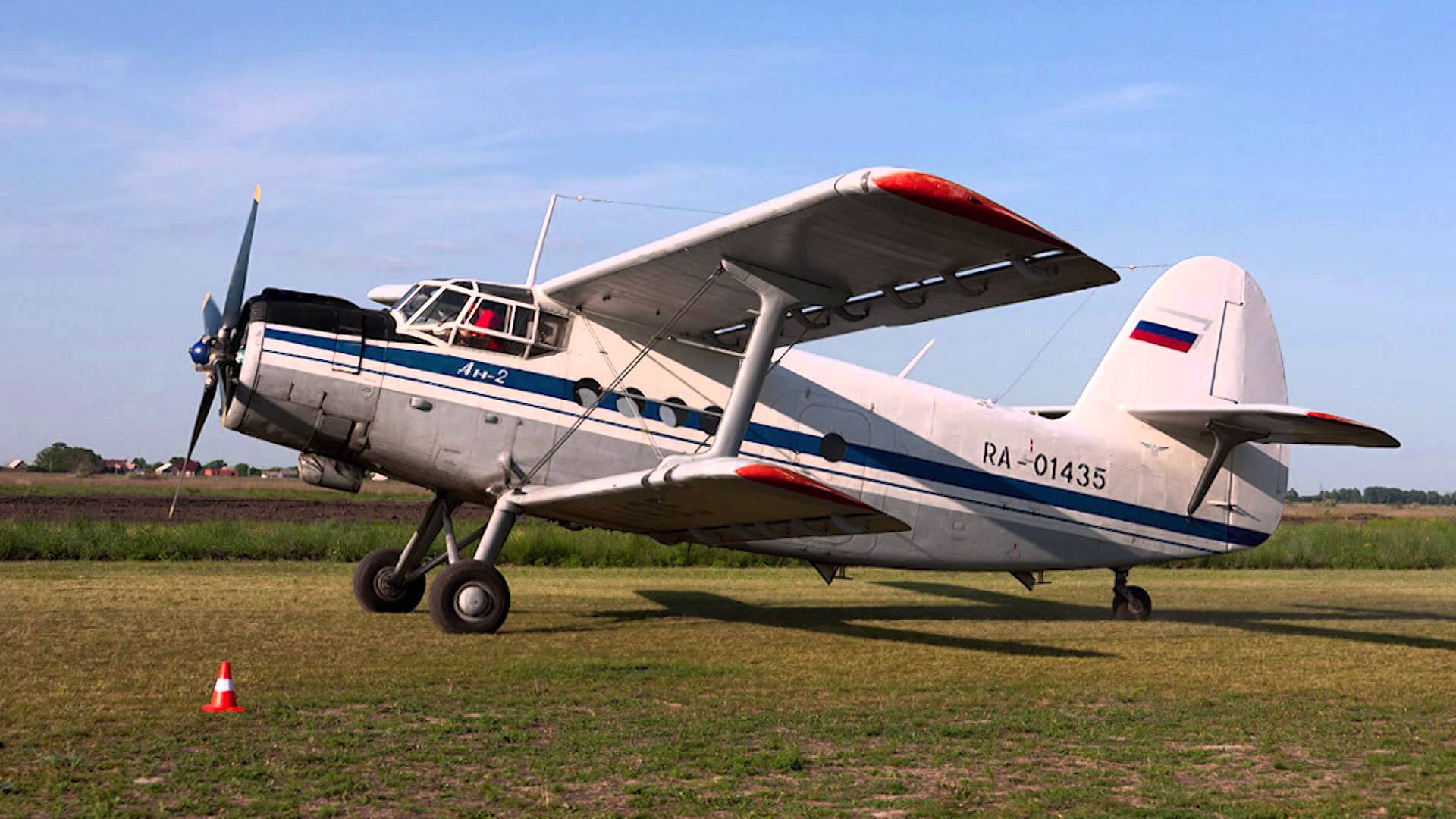 Самолет 2 октября. Кукурузник АН-2. АН 2 Азербайджан. АН-2 пассажирский самолёт. АН-2 СССР.