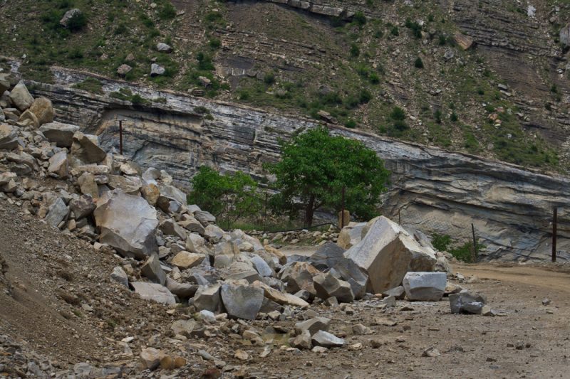 Три человека погибли во время камнепада в горах Дагестана