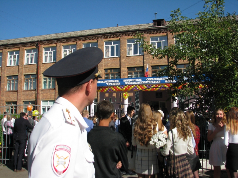 Накануне Дня знаний полиция обходит дворы и квартиры вблизи школ