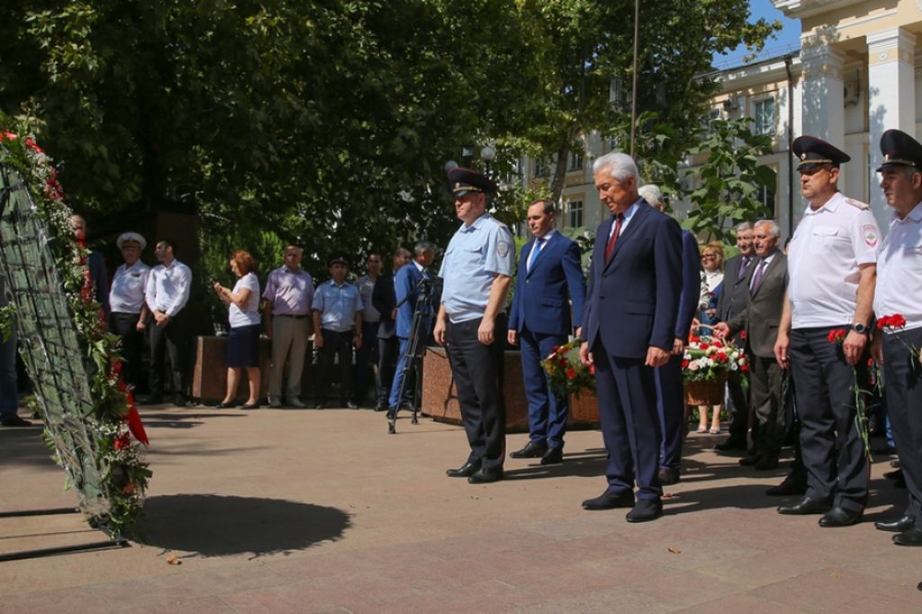 Врио главы Дагестана почтил память погибших сотрудников правоохранительных органов