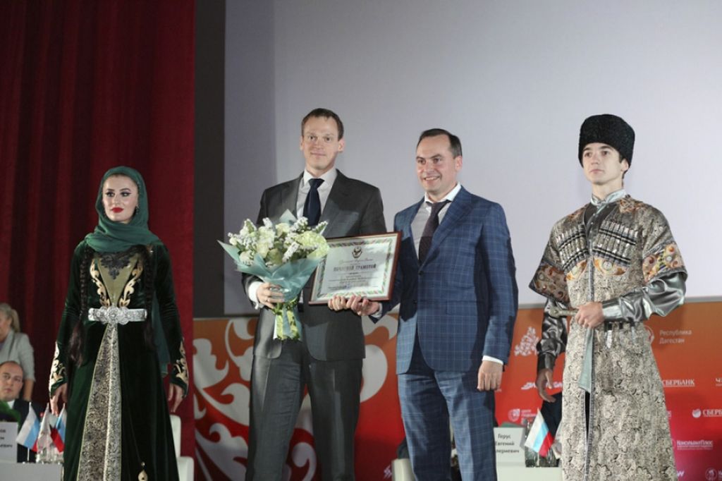 Артем Здунов наградил победителей конкурса «Лучший МФЦ»