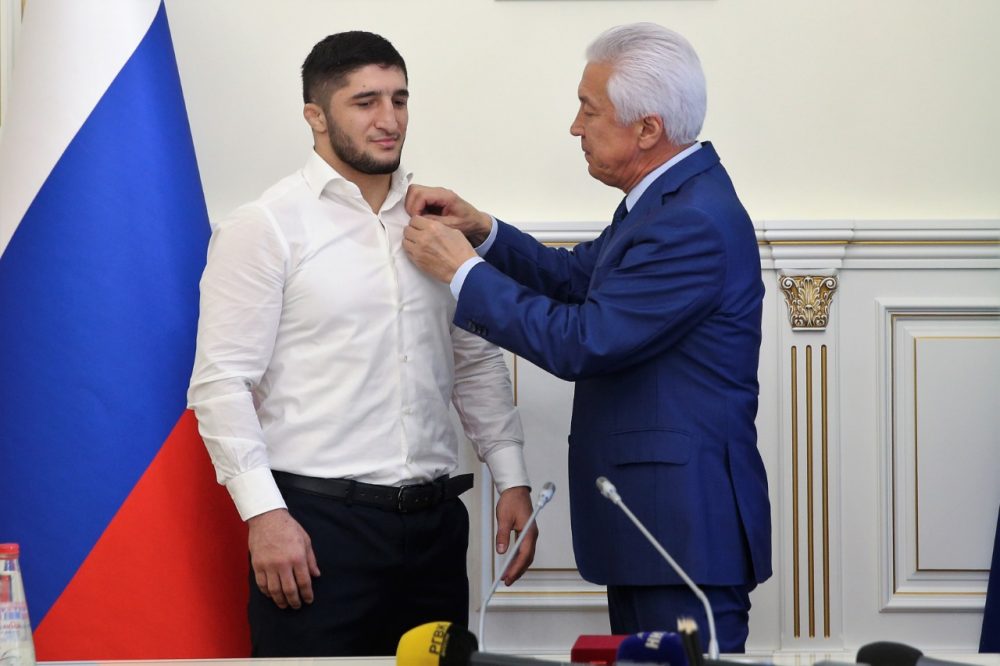 Глава Дагестана наградил борцов орденами и медалями