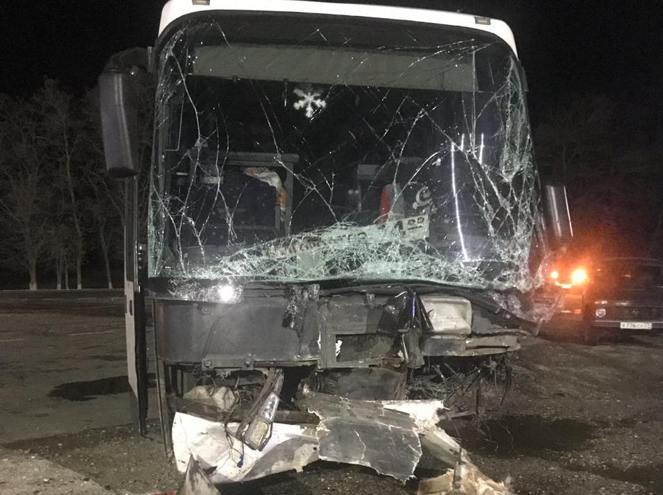 Легковушка влетела в автобус на севере Дагестана