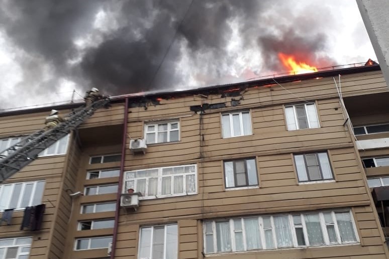 В Дербенте загорелась крыша жилой многоэтажки