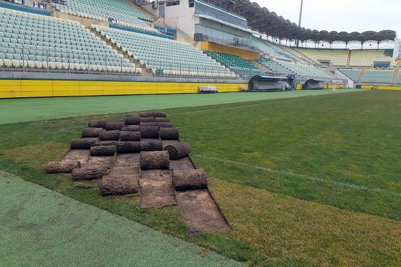 В ФК «Анжи» опровергли информацию о том, что газон на его домашней арене снимают за долги
