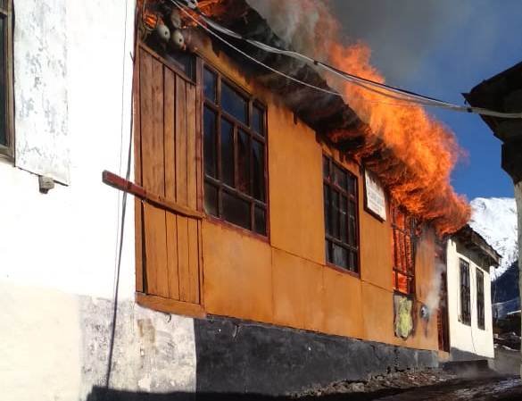 В селе Гениятль горит школа