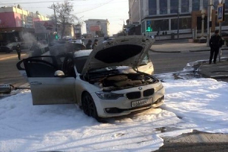 В Махачкале автомобиль BMW загорелся после столкновения с автобусом