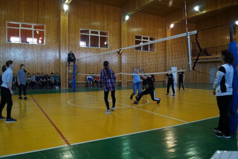 В Кизилюрте стартовала школьная лига по волейболу «Серебряный мяч»