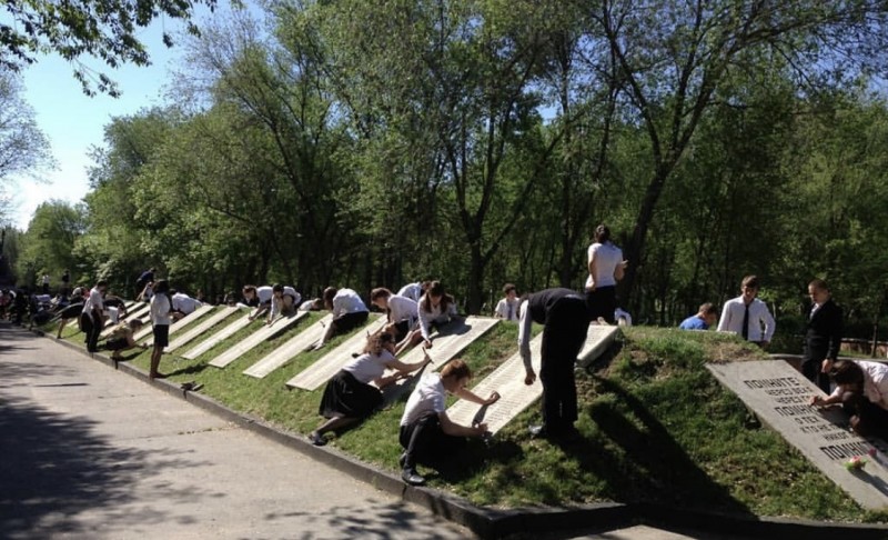 В Дагестане провели акцию по благоустройству воинских захоронений и памятников