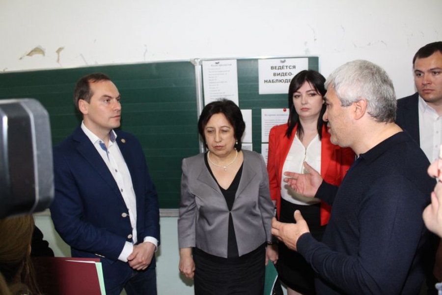 Артем Здунов посетил пострадавшие от землетрясения школы Буйнакска