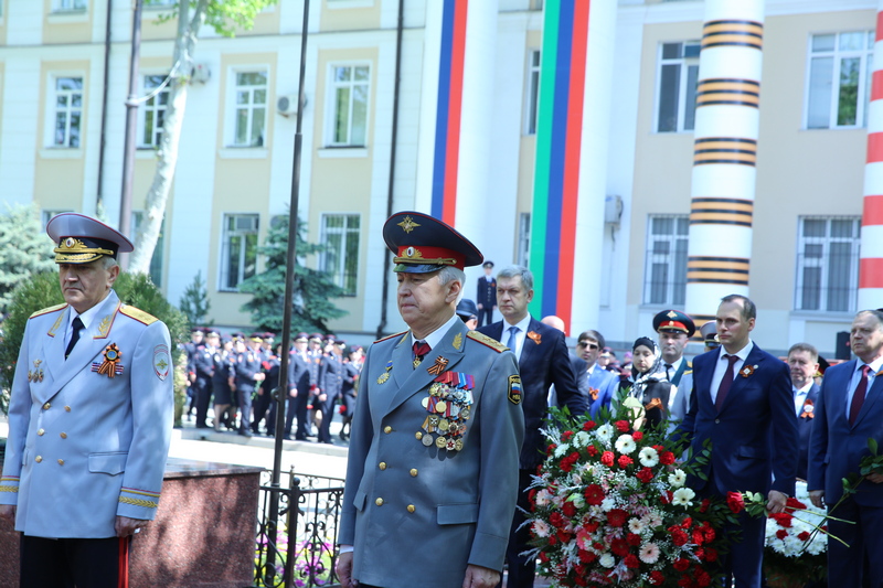 Глава Дагестана возложил цветы к мемориалу Славы сотрудников МВД в Махачкале
