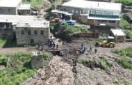 Спасатели устраняют последствия ливня с градом, прошедшего в селе Чираг (ФОТО)