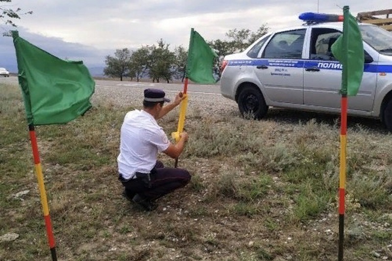 Сотрудники ГИБДД установили вдоль трассы на Буйнакском перевале зеленые флажки