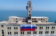Спасатели Дагестана вывесили флаг России на здании 8-го цеха в Каспийском море (ФОТО)