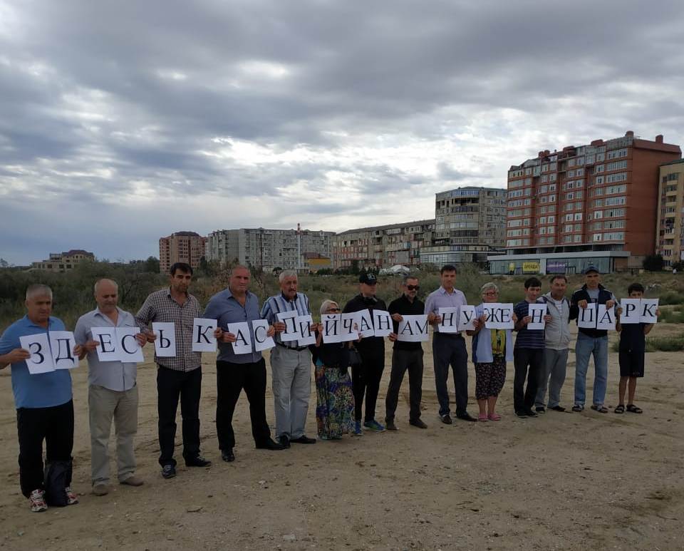 Жители Каспийска провели пикет против строительства отеля на набережной. Мэрия утверждает, что строит «стену»