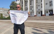 Каспийчане провели одиночные пикеты у здания правительства в Махачкале