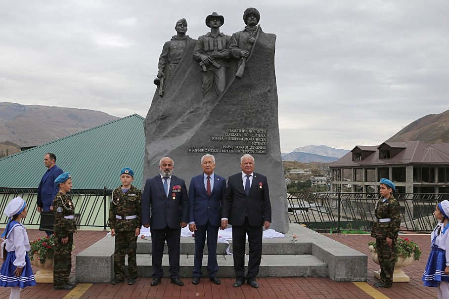 В Ботлихском районе открыт памятник погибшим воинам (ФОТО)