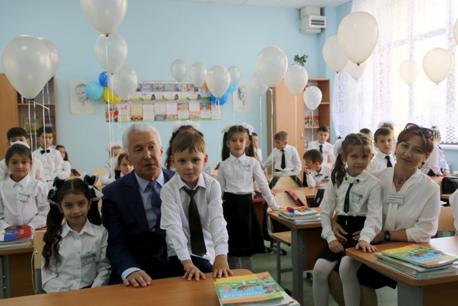Владимир Васильев принял участие в открытии новой школы в Каспийске