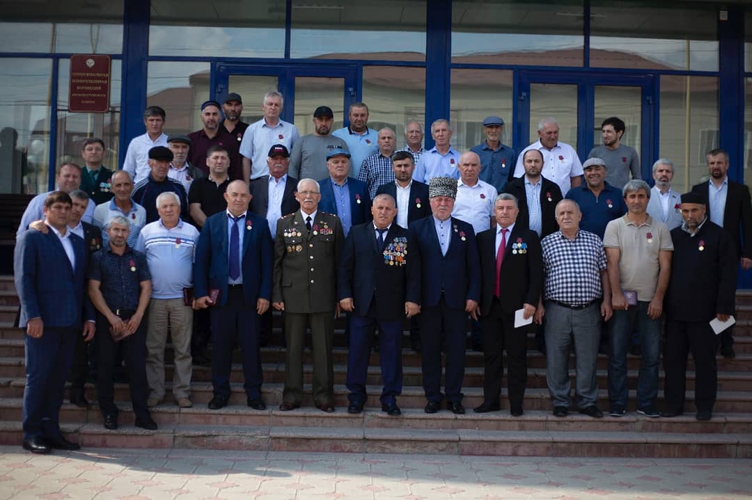В Кизилюртовском и Казбековском районах вручили юбилейные медали ветеранам боевых действий