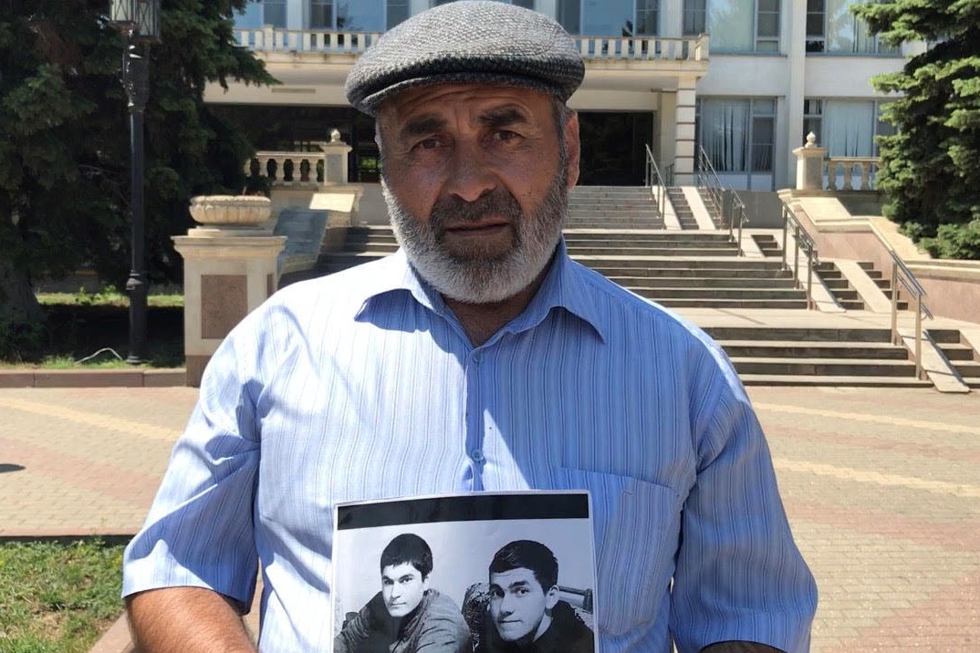 Отец убитых братьев Гасангусеновых вновь выйдет на пикет в Махачкале
