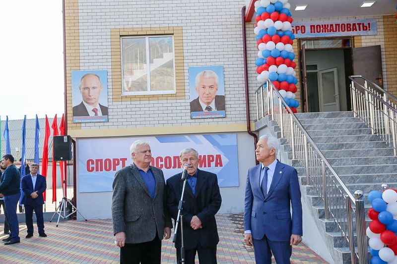 Владимир Васильев принял участие в открытии спортзала в Ботлихском районе