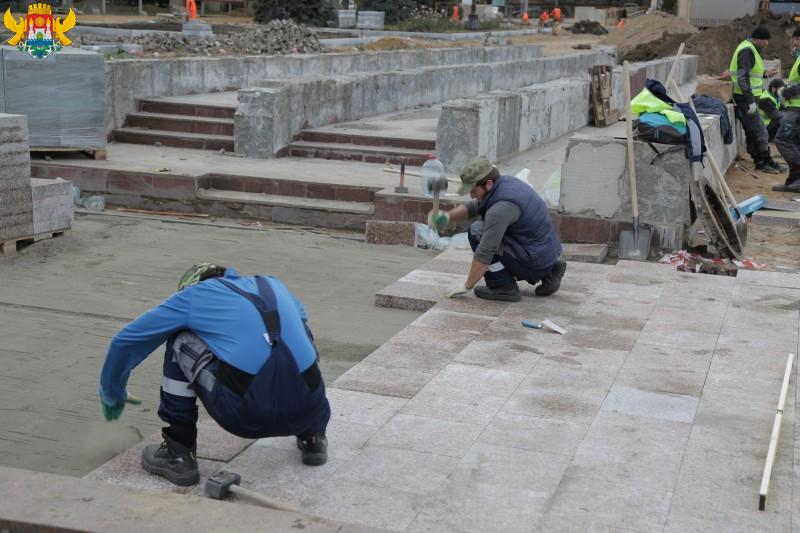 Махачкалинские власти проверили ход ремонта центральной площади города