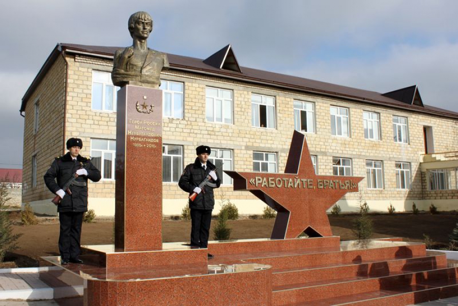 В Дагестане открыли памятник Герою России Магомеду Нурбагандову