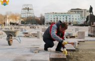 Салман Дадаев принял участие в укладке гранита на площади им. Ленина