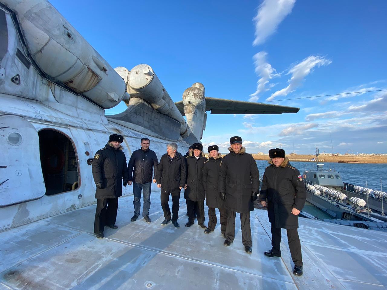 Самолет сел в дагестане. Каспийский монстр экраноплан Дербент. Экраноплан Лунь Каспийск. Экраноплан Лунь Дербент. Каспийский монстр экраноплан Лунь в Дербенте.