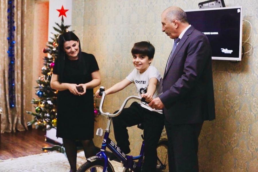 Глава Дагестана подарил велосипед девятилетнему школьнику