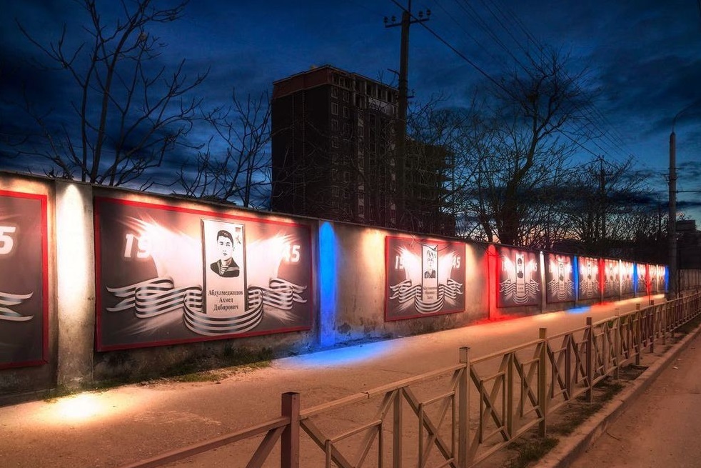 Мэрия Махачкалы восстановит поврежденные вандалом портреты героев