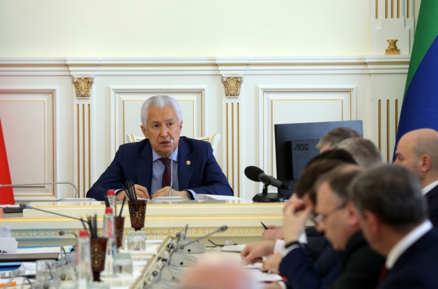 Владимир Васильев заслушал информацию о мерах по ликвидации вспышки ОКИ в Кизляре