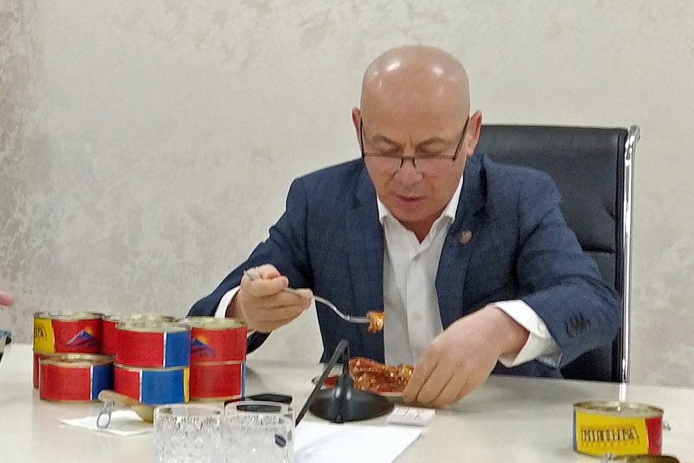 Министр природы Дагестана лично продегустировал кильку в томате (ФОТО, ВИДЕО)