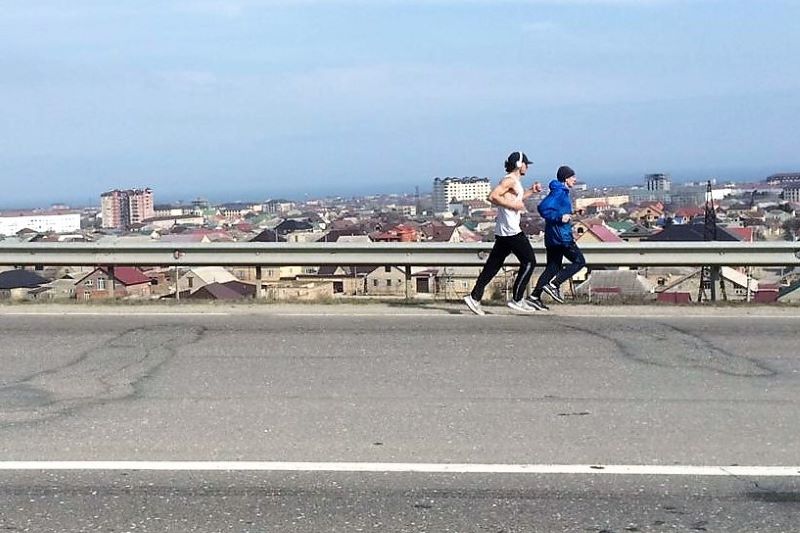 60-летний легкоатлет и пятеро добровольцев пробежали в Дагестане сверхмарафон Махачкала - Избербаш (ФОТО)