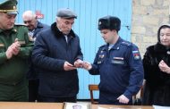 Родителям спецназовца Курбана Касумова, погибшего в Сирии, передали его награду