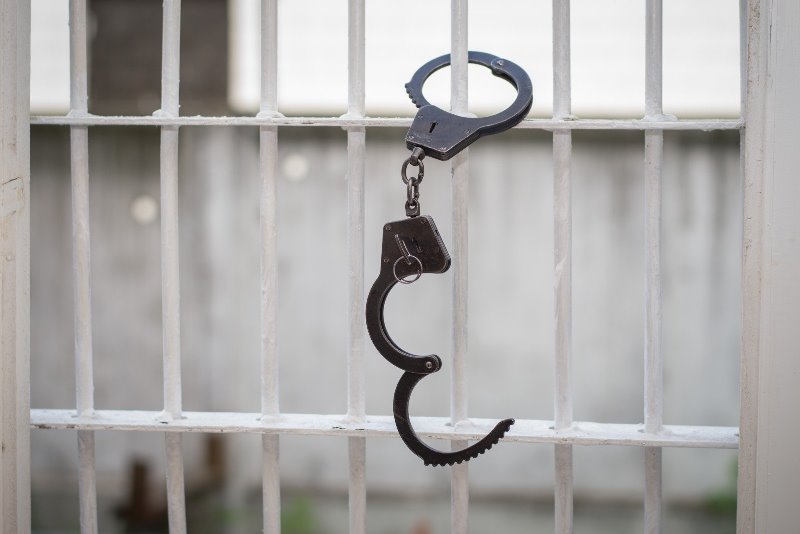 В Дербенте по подозрению в продаже наркотиков и хранении боеприпасов задержана 65-летняя горожанка