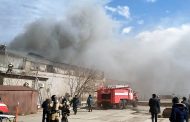 Офисное здание и торговый павильон горят в Махачкале (ФОТО)