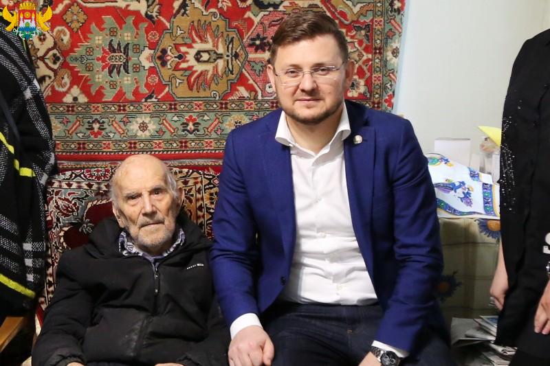 Салман Дадаев посетил ветерана Великой Отечественной войны Владимира Кека